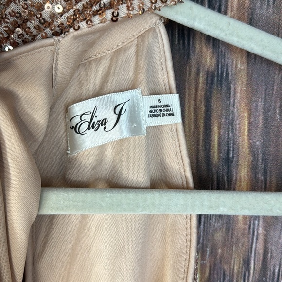 Elegant Rose Gold Sequined Mock Neck Sleeveless Dress- Size 6 - Picture 5 of 11